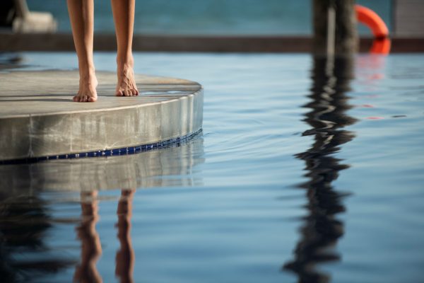 mujer-caminando-por-la-piscina-durante-las-vacaciones